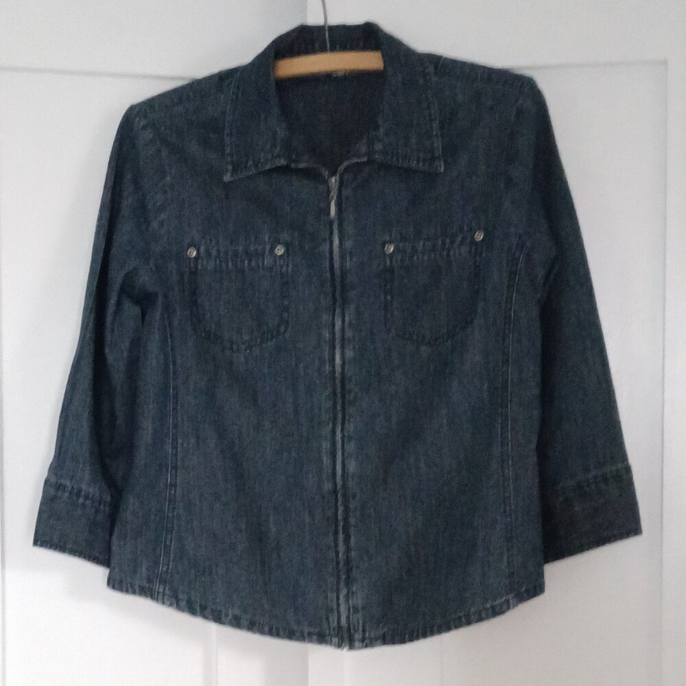 3/4 sleeve Jean jacket. Zippered. Very comfortable.